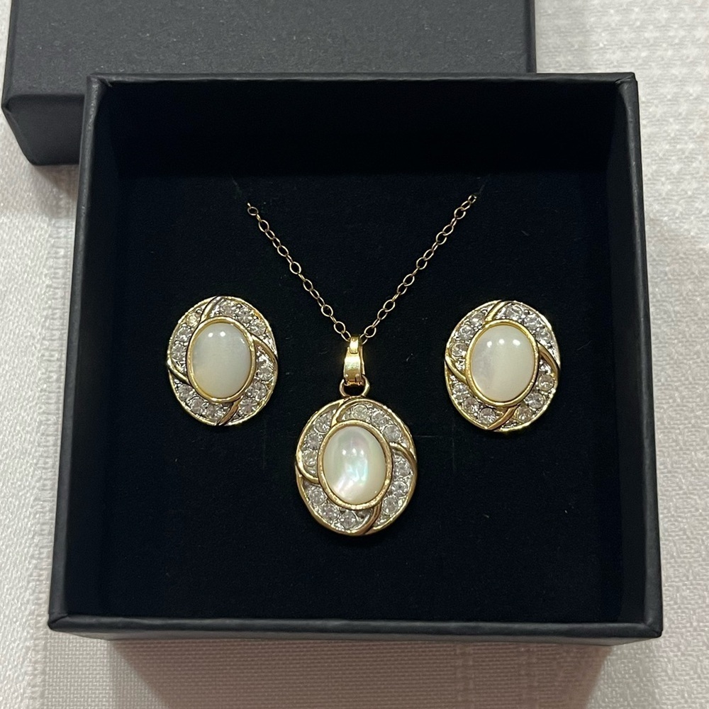 Vintage 14K Gold filled (stamped) necklace & earring set. 
Makes a perfect gift!